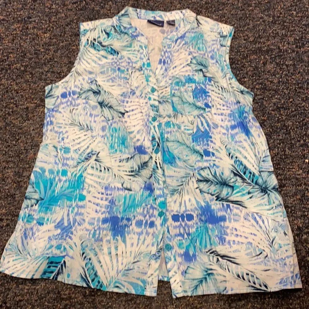 Gloria Vanderbilt light blue button Down top sz. S